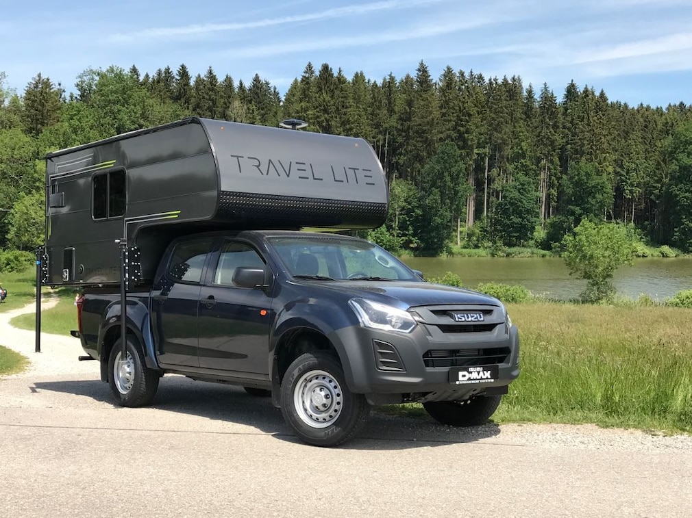 Pickup Camper Schwaben bietet die Wohnkabine TravelLite 690 FD an