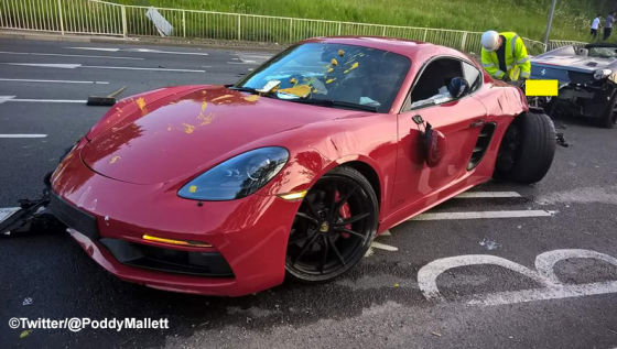 Ferrari kracht in Porsche  Fahrer fliehen
