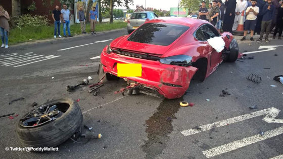 Ferrari kracht in Porsche  Fahrer fliehen