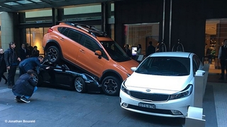 Fail: Porsche parkt unter Subaru