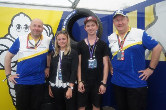 Serge Grisin, Fredi Hofmann und Pascal Couasnon (v.l.). Auch der Schweizer Motorsport-Fan und Instagramer Dario Fontana (2.v.r.)
