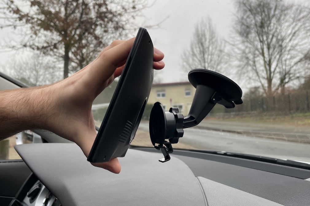 Darstellung zeigt die Befestigung eines Navis an einer an der Frontscheibe befestigten Saugnapfhalterung.