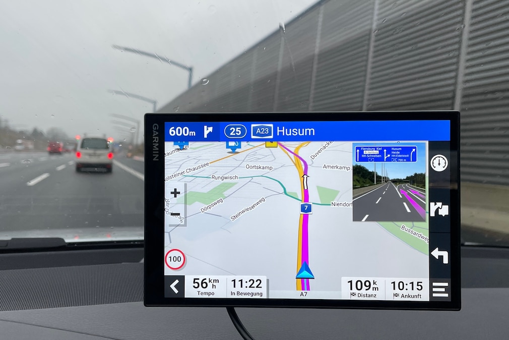 Nahaufnahme eines Navi-Displays mit abgebildeter Karte und Routenführungs-Details in einem Fahrzeugcockpit.