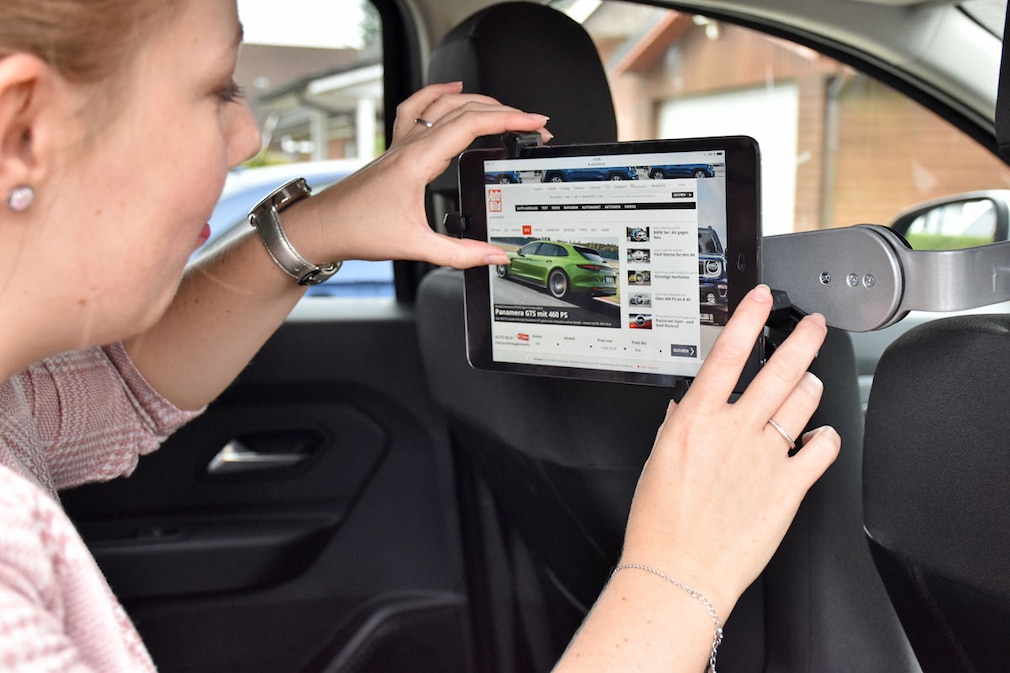 Zehn Tablet-Halterungen fürs Auto im Test - AUTO BILD