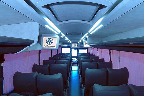 Da lässt es sich entspannt recherchieren und fotografieren: Im Volksbus finden 32 Journalisten Platz.