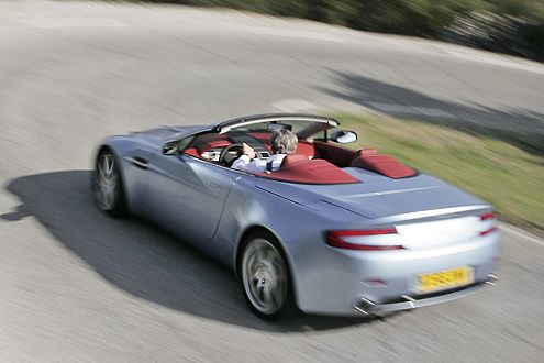 In fünf Sekunden geht's im offenen Vantage auf Tempo 100.