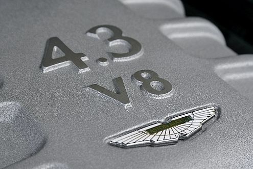 Begabter Straßenmusikant: Der V8 im Bug leistet 385 PS.