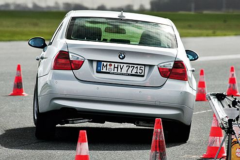 Der BMW 320d ist strammer abgestimmt, reagiert mit Stößen.