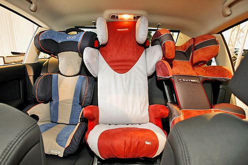 Großes Auto, wenig Platz: In den C6 passen keine drei Kindersitze nebeneinander.