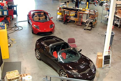 Großer Öko-Spaß aus einer kleinen Halle: die beiden Tesla-Prototypen.