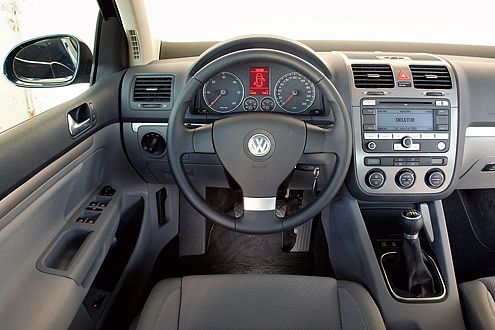 Nur das Nötigste im Golf: Selbst ein Radio fehlt in der Basisversion.