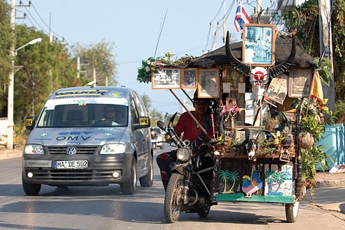 Andere Länder, andere Vehikel: Der VW Caddy Ecofuel in Phuket (Thailand).
