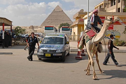 Zietlow vor den Pyramiden von Gizeh  das Kamel zeigt kein Interesse.