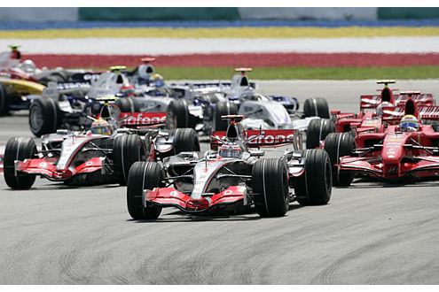 Beim Grand Prix von Malaysia musste sich Hamilton noch hinter dem Weltmeister einsortieren.