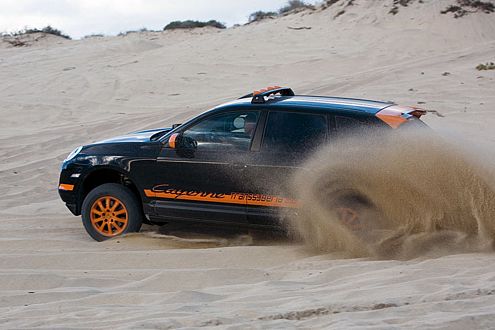 Mit 385 PS wühlt sich der Cayenne S Transsyberia durch die Wüste.