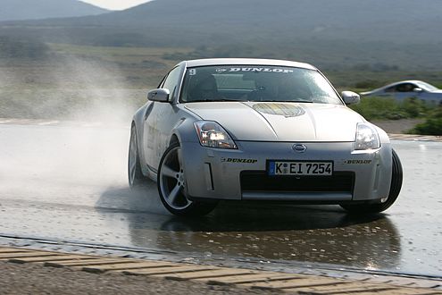 Da bleibt kein Auge trocken: wilder Drift mit dem Nissan 350Z.