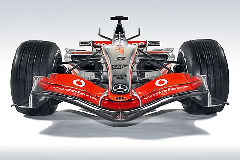 Der MP24-Silberpfeil von McLaren-Mercedes lehrt die "Roten" das fürchten.