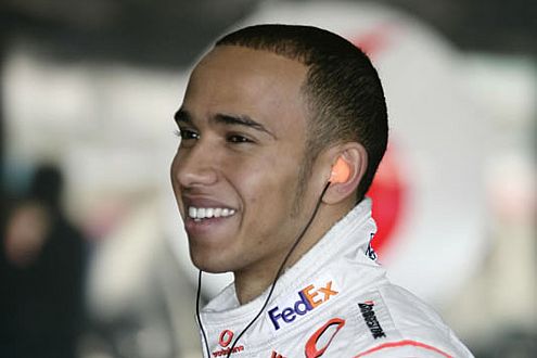 Lewis Hamilton, der britische Strahlemann, kann mit Rang eins in der Fahrerwertung die Reise nach Europa antreten.