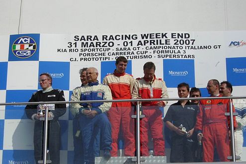 ABM-Mitarbeiter Lutz Gernert (1. v.l.) feiert seinen ersten Podiumsplatz nach dem Adria-Rennen.