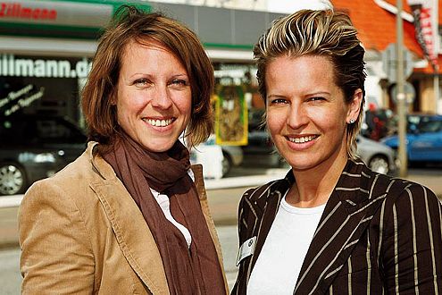 Stefanie (links) und Nicole Zillmann vom Skoda-Autohaus Zillmann, Geesthacht bei Hamburg.