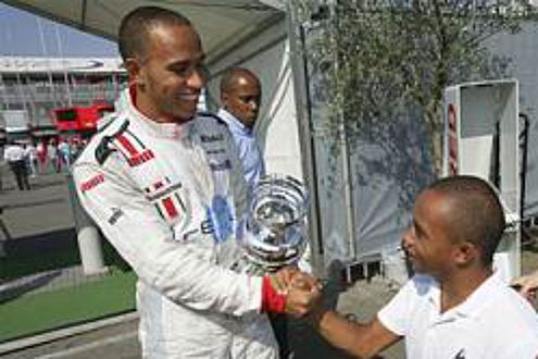 Eine Quelle seiner Stärke sieht Hamilton im Rückhalt seiner Familie. Vor allem Bruder Nicolas ist ein Vorbild.