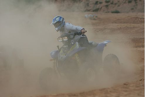 Noch mehr Staub: Die Challenge auf Quads knirscht zwischen den Zähnen.