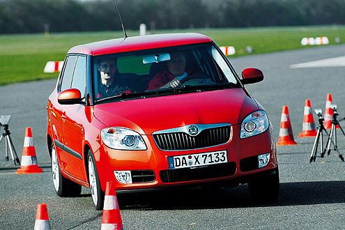 Der Skoda geht wie ein Derwisch ums Eck – 16-Zoll-Rädern sei Dank.