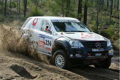 Ellen Lohr musste bei der Dakar 2007 mit ihrem M-Klasse-Mercedes früh die Segel streichen.