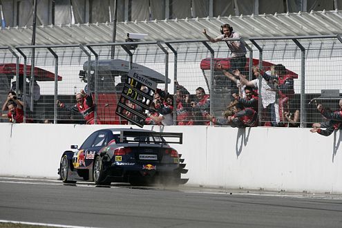 Der Jubel des Audi-Teams ist trotz des Kristensen-Unfalls riesig.