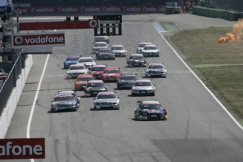 Die DTM-Audi A4 lassen vom Start weg keinen Zweifel am Siegeswillen: Tomczyk gewinnt den Start.