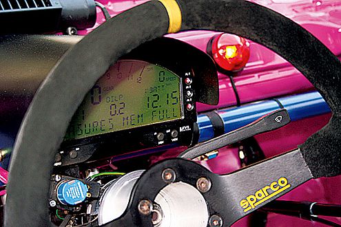 Immer alles fest im Griff: Dafür sorgt ein 35er-Sparco-Sportlenkrad.