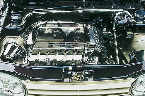 Geiz ist nicht geil: verchromter Ventildeckel, vergoldete Schrauben.