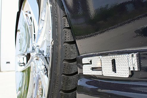 Die 20-Zoll-Chromfelgen von Vault Deville sind mit Strasssteinen besetzt.