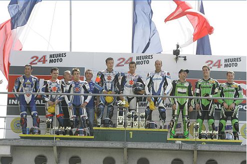 Das Sieger-Podium (v.l.): Team Suzuki SERT 1, Team Suzuki SERT 2, Team Kawasaki Moto France.
