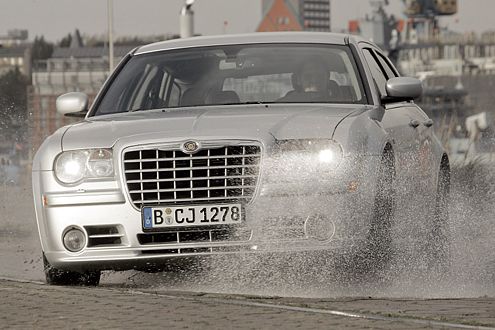 Mächtiger Kühler: Mit dem könnte man Büffel von der Straße schieben.