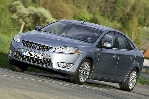 Neuer Mondeo: elegante Silhouette, ausgestellte Radhäuser, großer Grill.