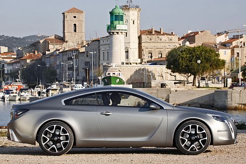 4,83 Meter gestreckte Eleganz: Der Concept GTC ist größer als ein Passat.