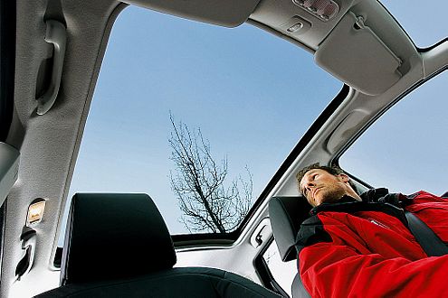 Das Glasdach beim Qashqai kann man innen abdecken, aber nicht öffnen.