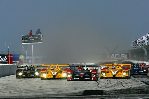 Gewohntes Arbeitsgerät: der Audi R10 TDI vor dem Feld.