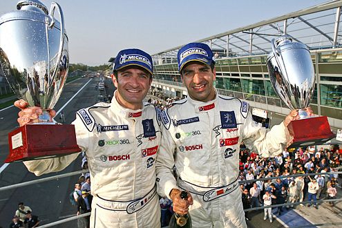 Erster Sieg für den 908: Nicolas Minnassian und Marc Gené feiern den Triumph von Monza.