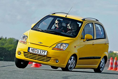 Klares Ergebnis: Beim Elchtest sind Autos mit ESP im Vorteil.