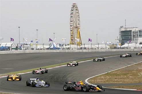 Mit Platz eins und sechs übernahm Sebastian Vettel die Führung in der World Series by Renault (WSbR).