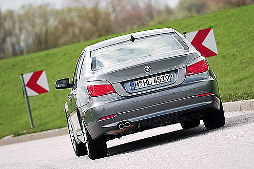 Die CO2-Wertung gewinnt der BMW, der Hybrid hat das Nachsehen.