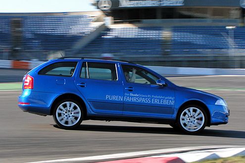 Ordentlicher Ruck: Eine kleine Senke wartet in der Mercedes-Arena.