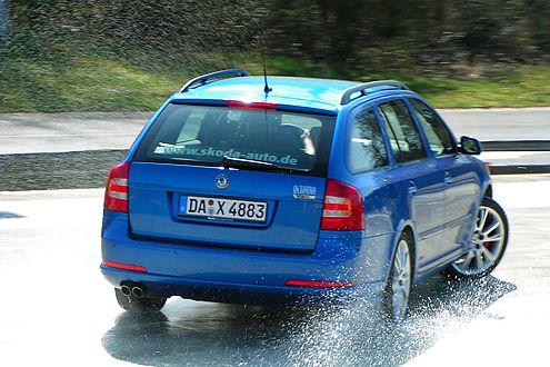 Gegenlenken: Die Schleuderplatte verreißt das Heck, der Fahrer korrigiert.