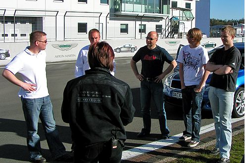 Rat und Fahrt: Instruktorin Petra erklärt unseren Gewinnern die Strecke.