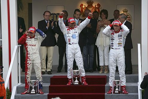 Den Siegesjubel hat Hamilton in Monaco schon geübt. 2006 siegte er hier vor Perera und Prémat in der GP-2.