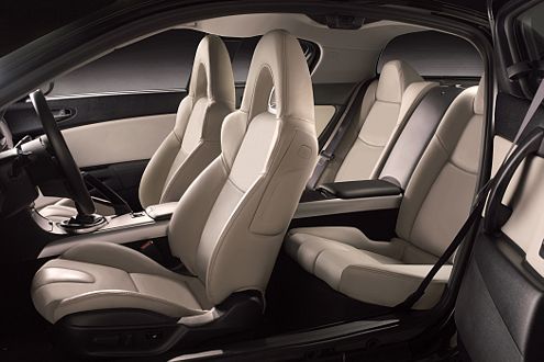 Im Innenraum des RX-8 Kuro: viel helles Leder auf edlem Sportgestühl.