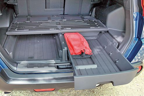 Doppelter Boden: Das neue Modell hat dieses Lademodul serienmäßig.