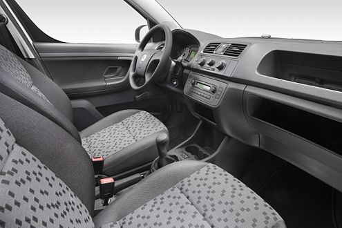 Praktisch: doppeltes Handschuhfach und reichlich Staufächer im Cockpit.